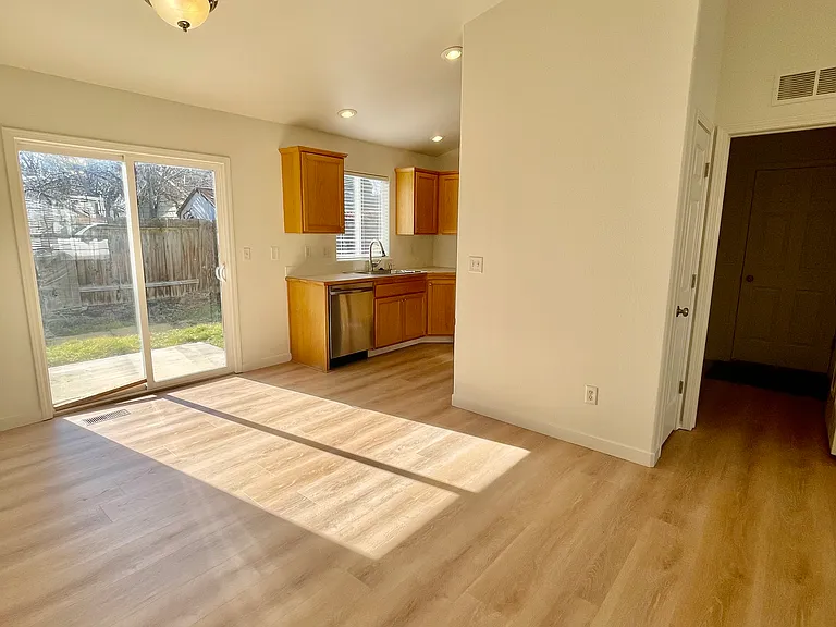 3144 S Virginia Ave — Photo 7