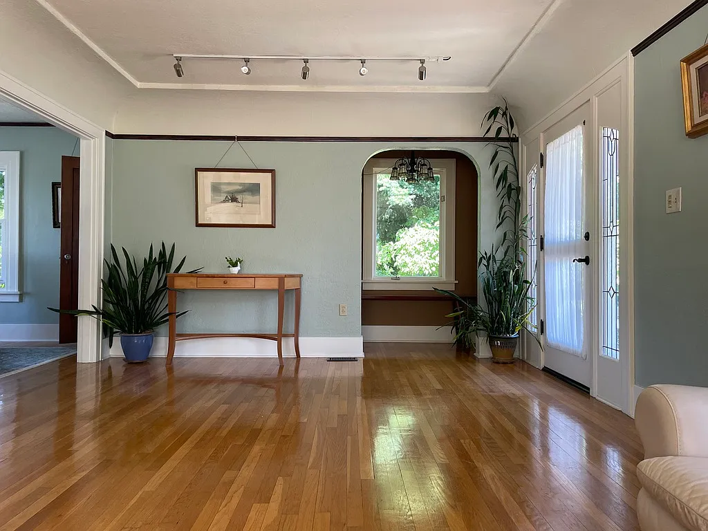3 bed, 2250 sqft, $4,800 — Photo 2