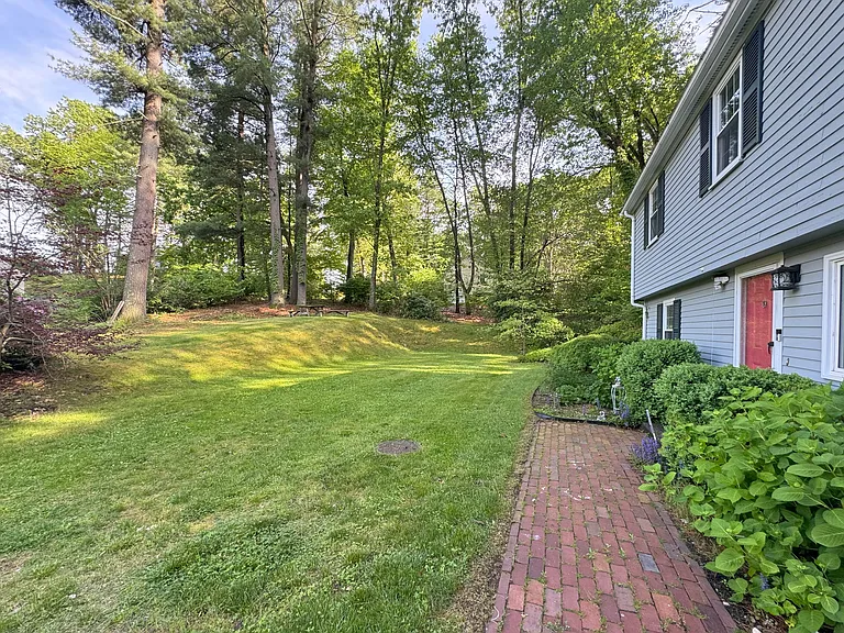 10 Meadowview Rd — Photo 2