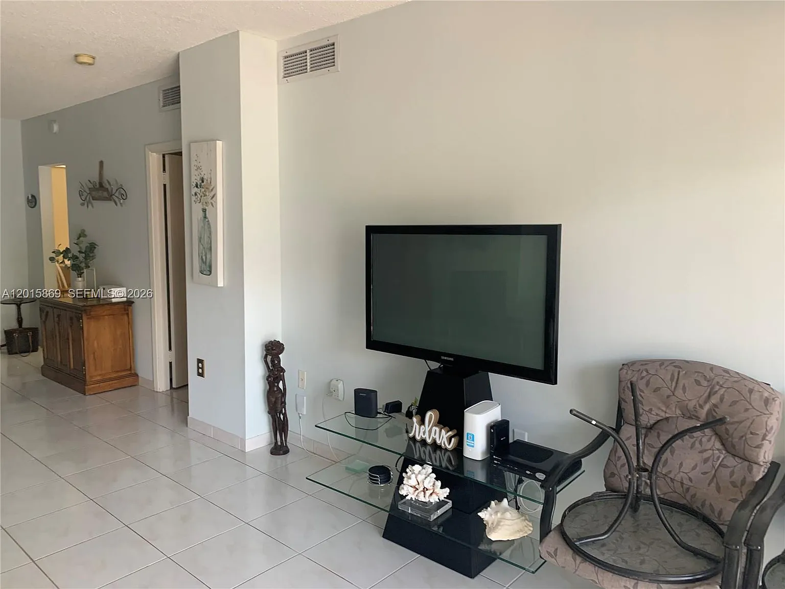 Hemispheres Condo — Photo 4