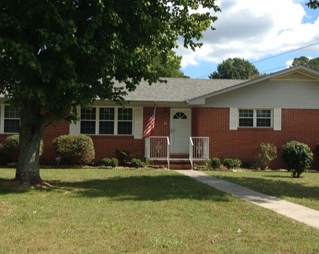1st image of 3830 Charleston Dr NE