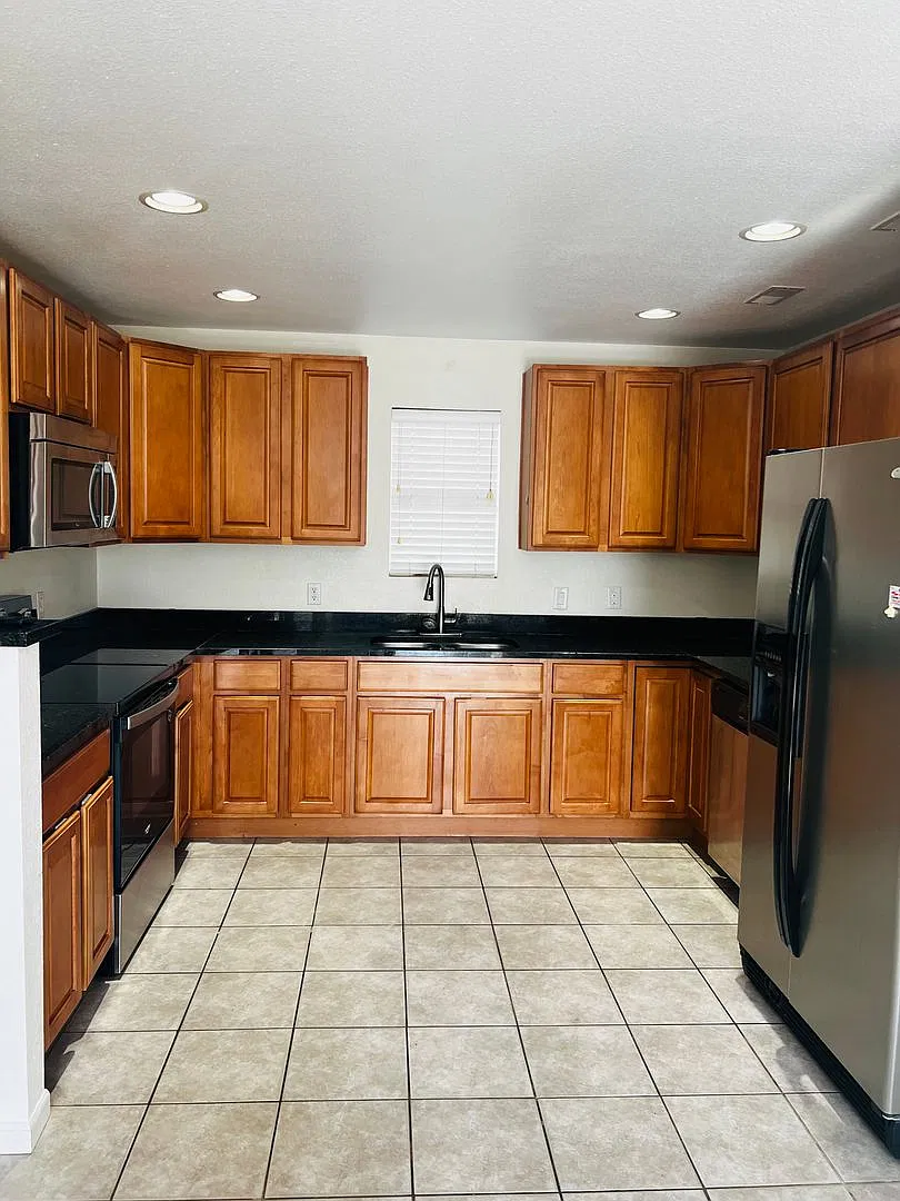 Charming Townhome, Prime Location, Cozy Living — Photo 4