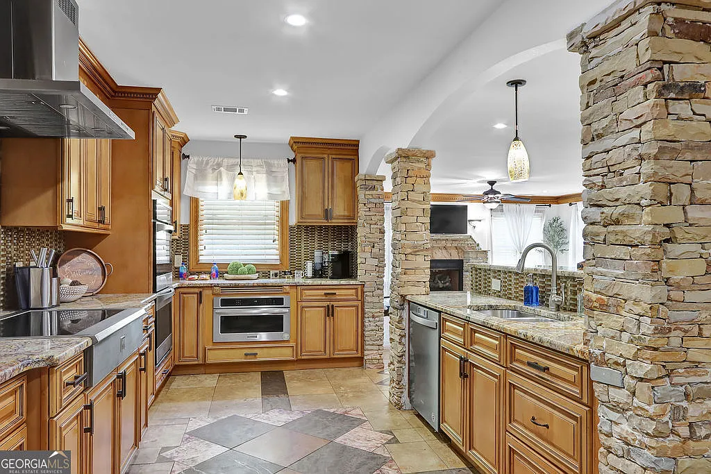 6 bed, 4.0 bath, 4490 sqft, $10,000 — Photo 4