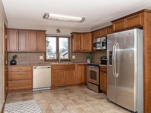 2nd image of 104 E Oneil Dr