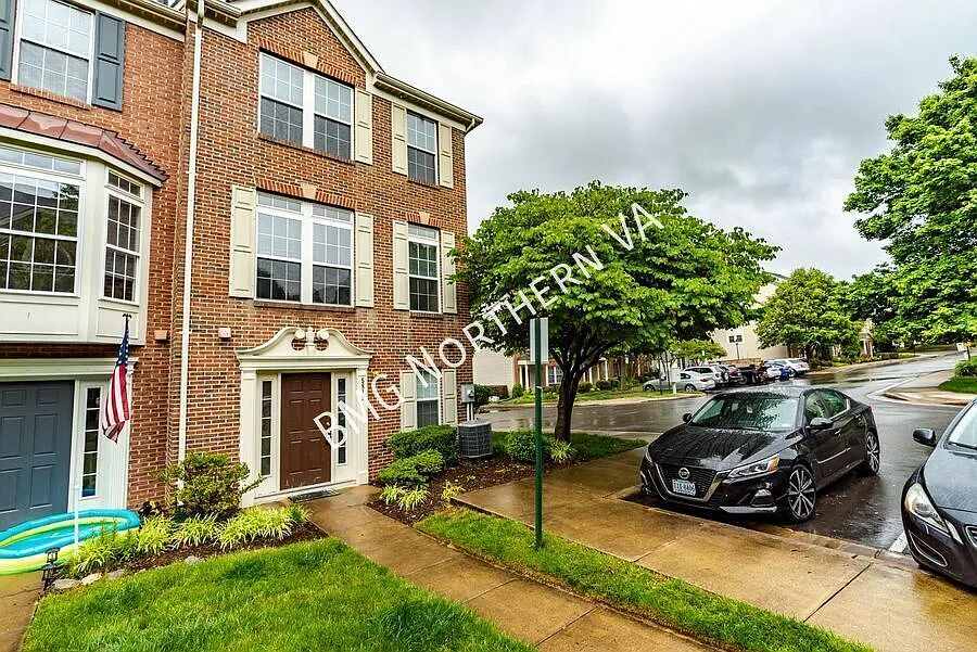 Fantastic 4 Level, 3 Bedroom, 3.5 Bathroom, Brick End Unit Townhome In Beautiful Summers Grove — Photo 2
