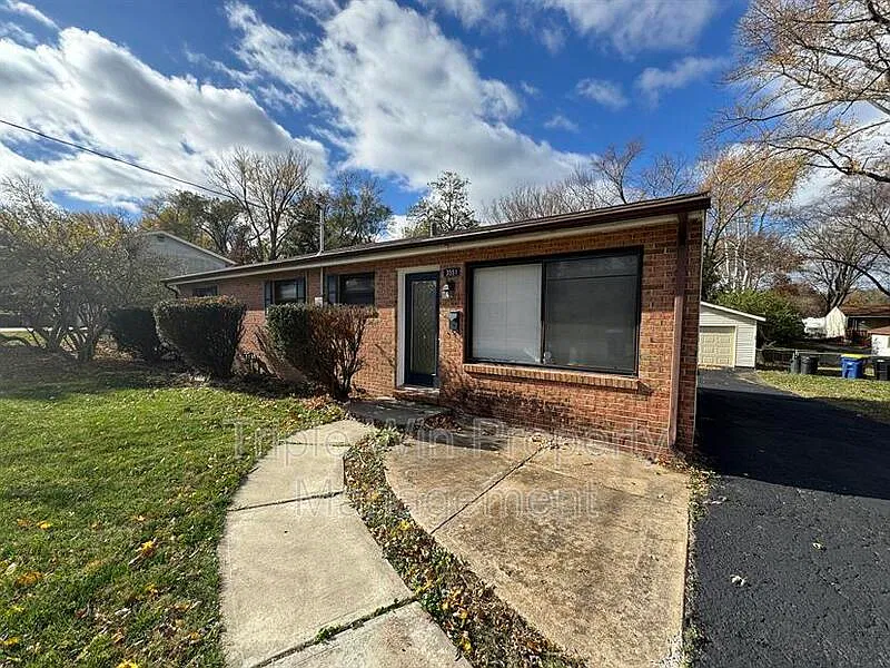 4 bed, 1.0 bath, 1240 sqft, $1,575 — Photo 2