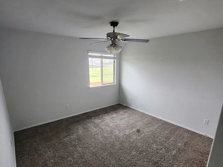 904 Garden Green Dr — Photo 12