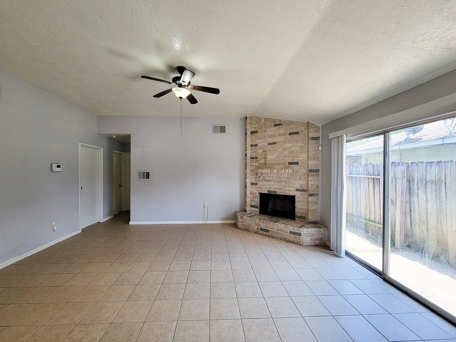 2 bed, 1.0 bath, 1038 sqft, $1,400 — Photo 2