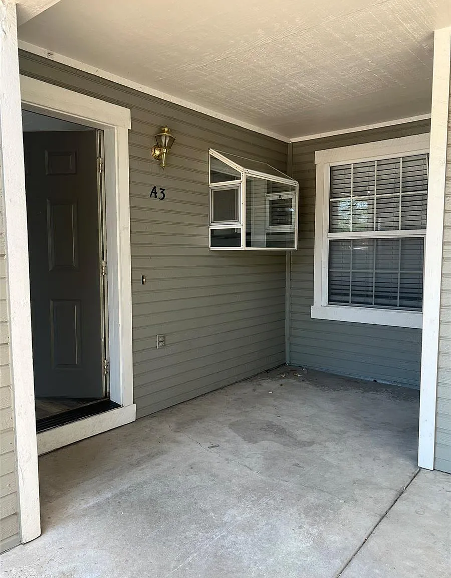 2 bed, 1.0 bath, 996 sqft, $1,795 — Photo 2