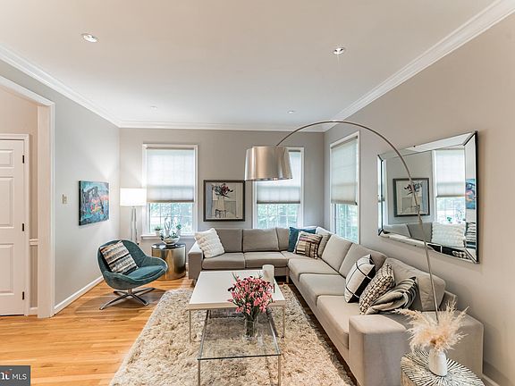 4th image of 28 Yarmouth Ln
