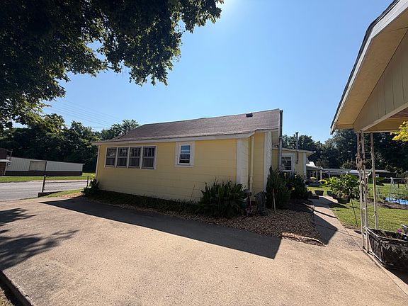 3rd image of 808 W 10th St