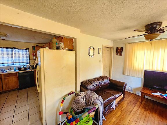 4th image of 10329 Earl Dr