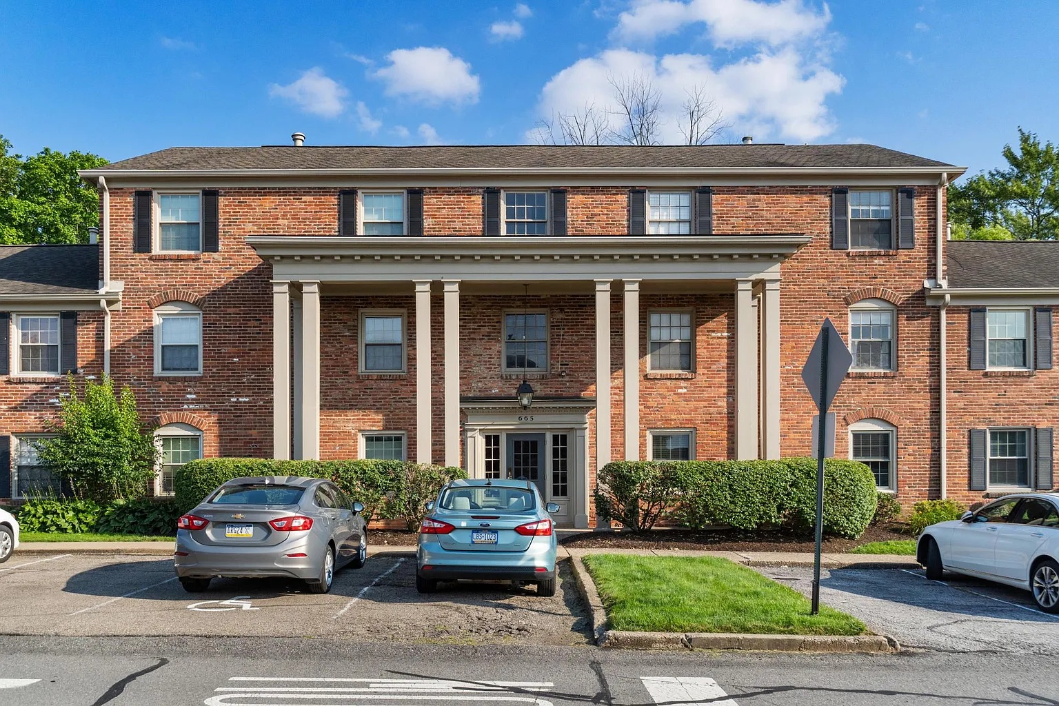 665 Robinwood Dr APT B photo 1