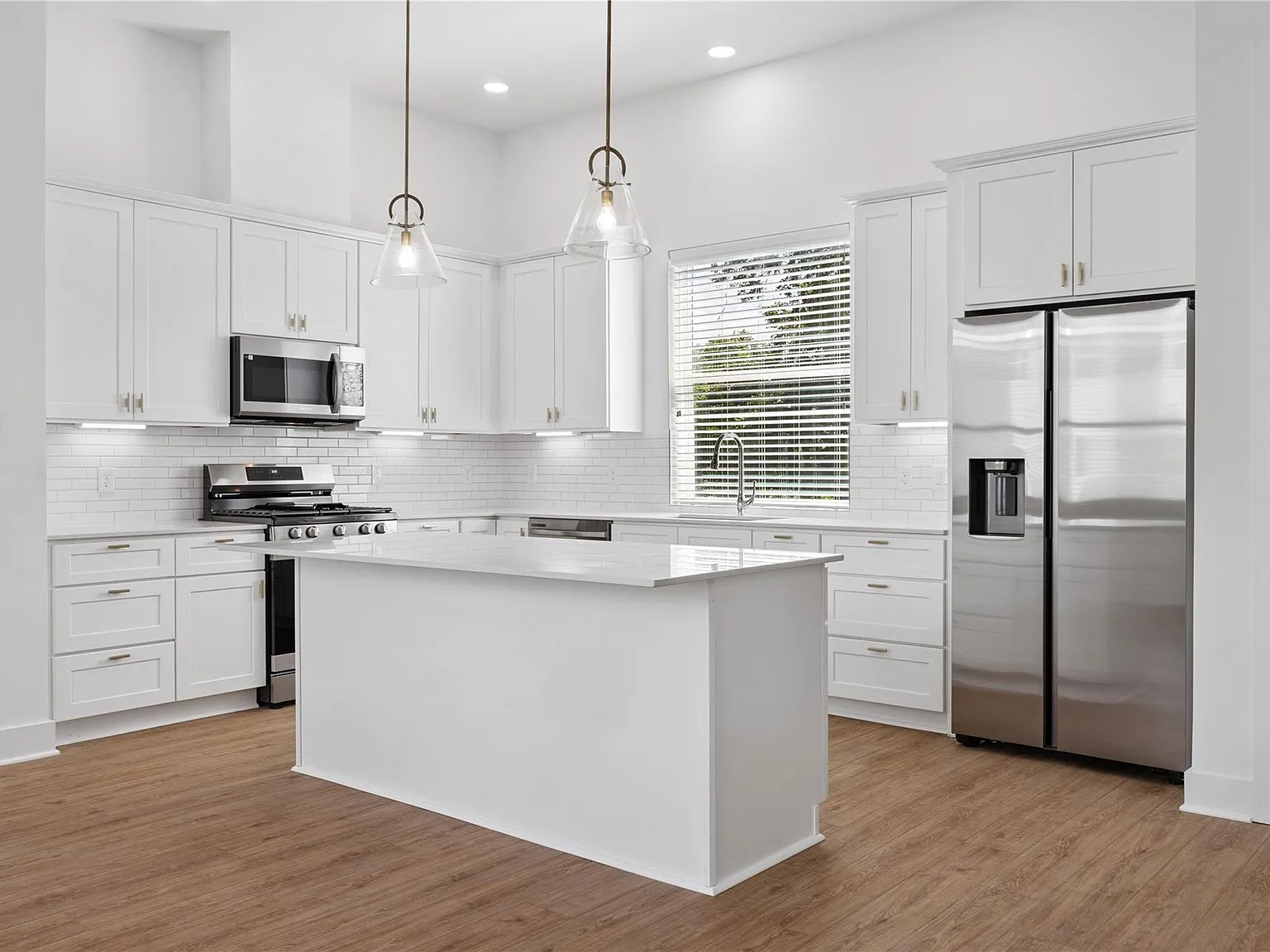 3 bed, 3.5 bath, 1807 sqft, $2,400 — Photo 1