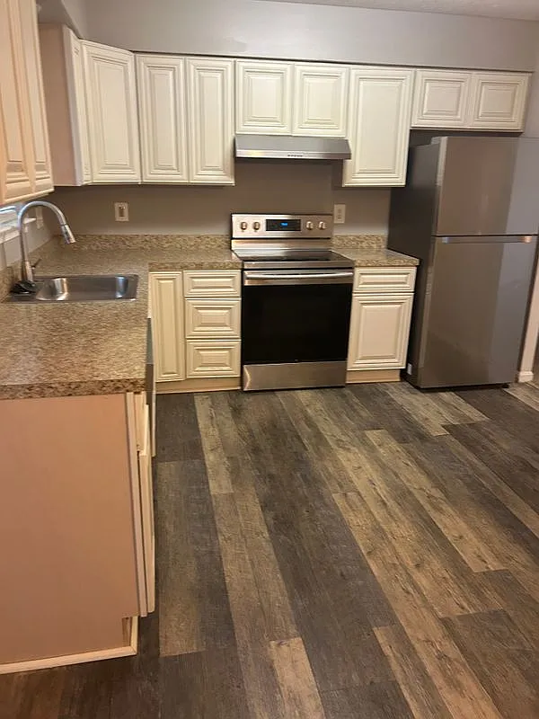 3 bed, 2.0 bath, 890 sqft, $3,300 — Photo 1