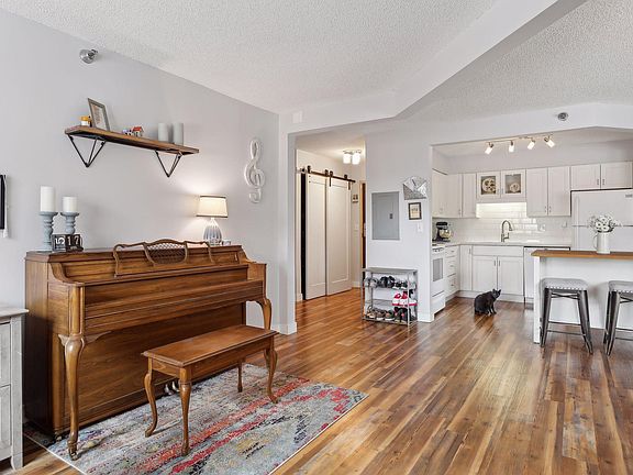 3rd image of 78 10th St E Unit 402