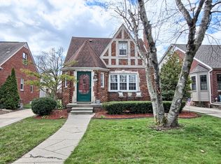 2111 Lochmoor Blvd, Grosse pointe woods, MI 48236