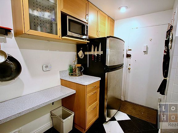 5th image of 575 Grand St APT E203