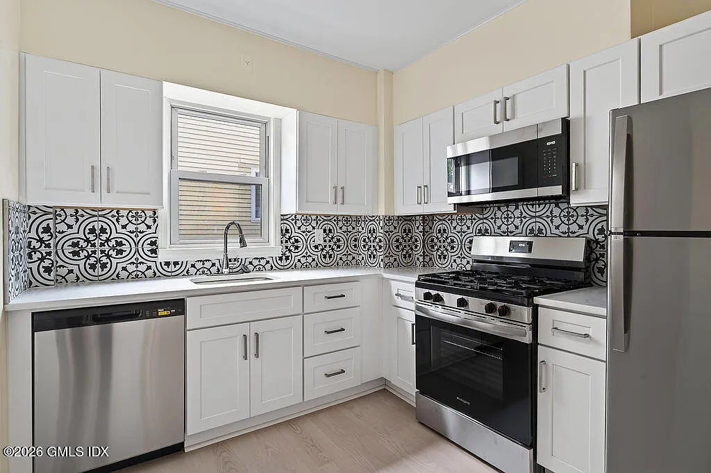 3 bed, 2.0 bath, 1381 sqft, $3,800 — Photo 2