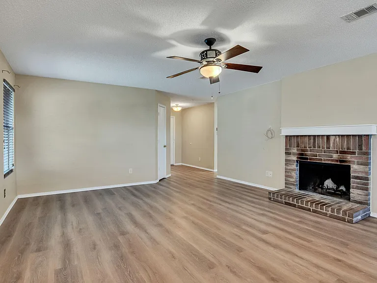 2124 Blanco Ln — Photo 7