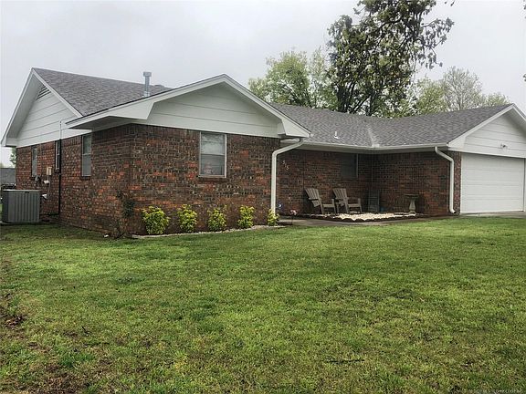 2nd image of 515 Garden Ln