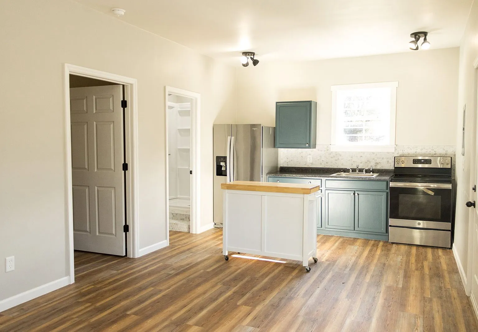 1 bed, 1.0 bath, 640 sqft, $1,200 — Photo 1