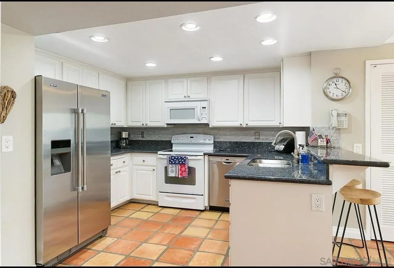 2 bed, 2.0 bath, 1650 sqft, $4,900 — Photo 3