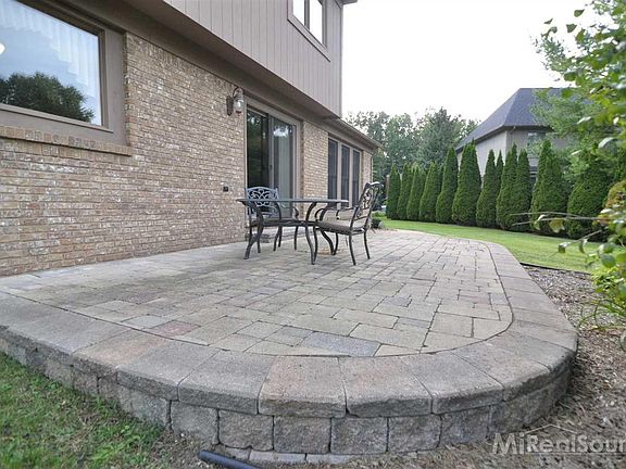 3rd image of 43618 Trillium Dr
