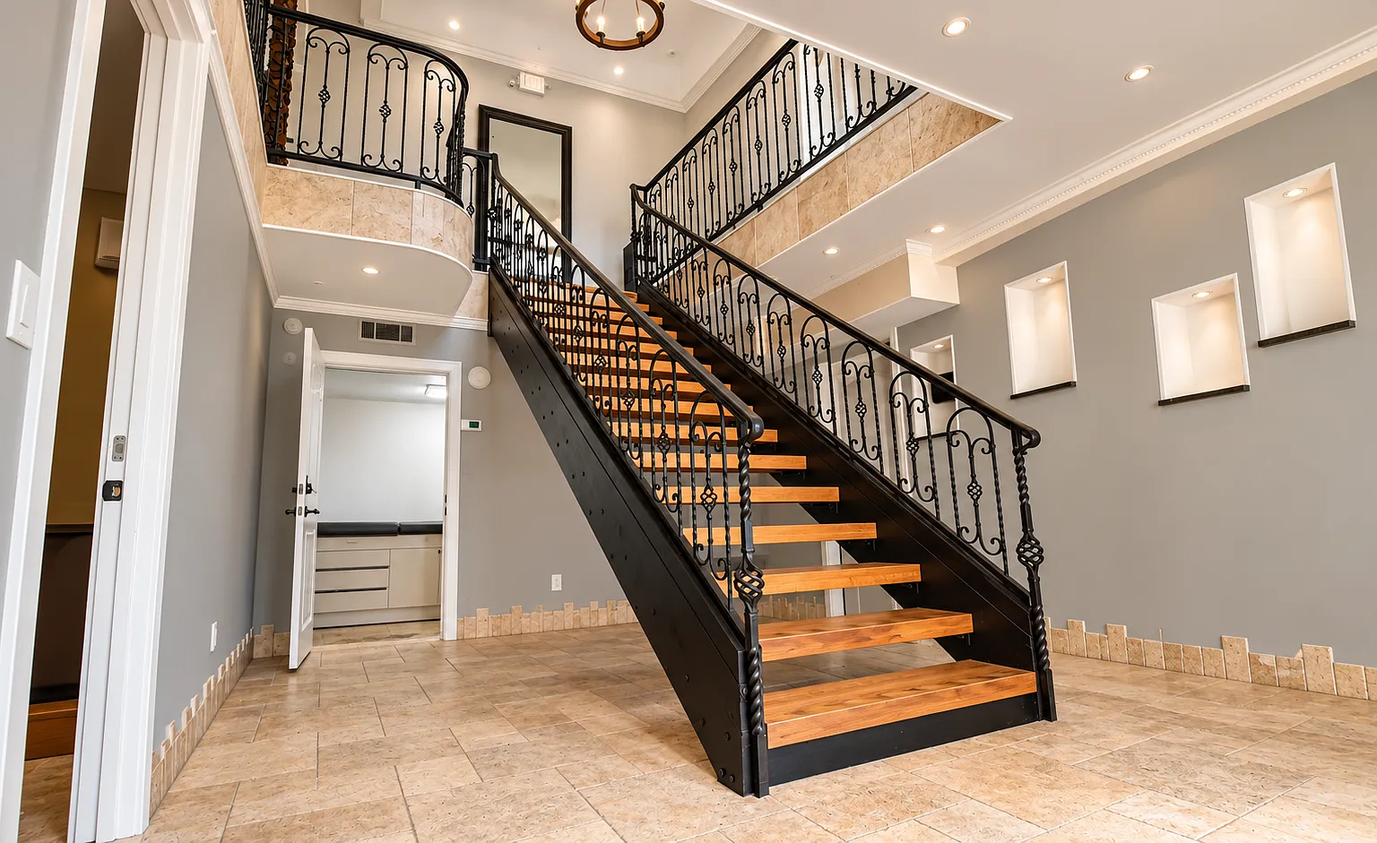 4 bed, 3.5 bath, 3296 sqft, $9,600 — Photo 2