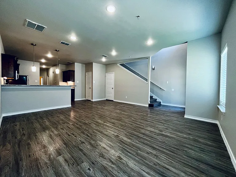 Stunning 4 Bedroom Near Tech — Photo 26
