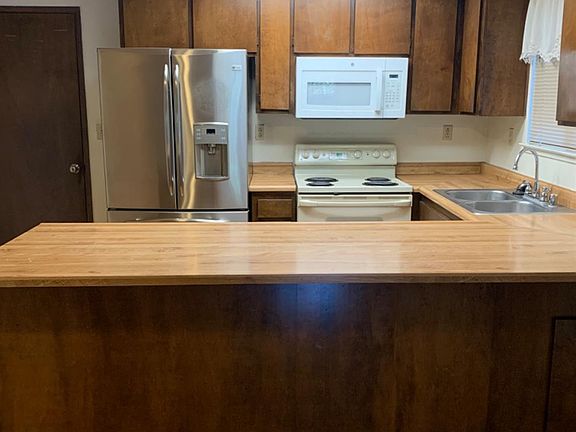 5th image of 29 Blossom Court W