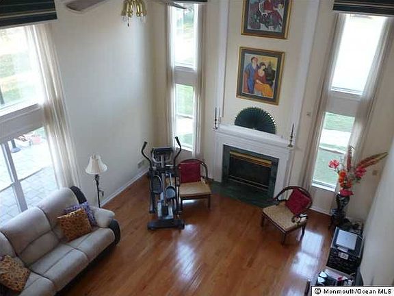 4th image of 1594 Greenleaf Ct