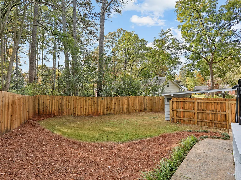 627 Scott Cir — Photo 4