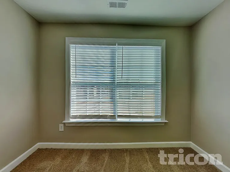 685 Century Dr — Photo 12