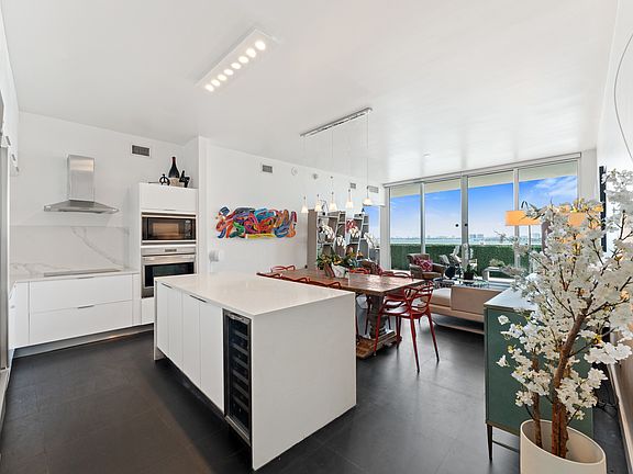 3rd image of 2020 N Bayshore Dr APT 1207