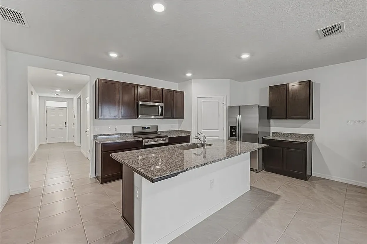 4 bed, 1828 sqft, $2,550 — Photo 3