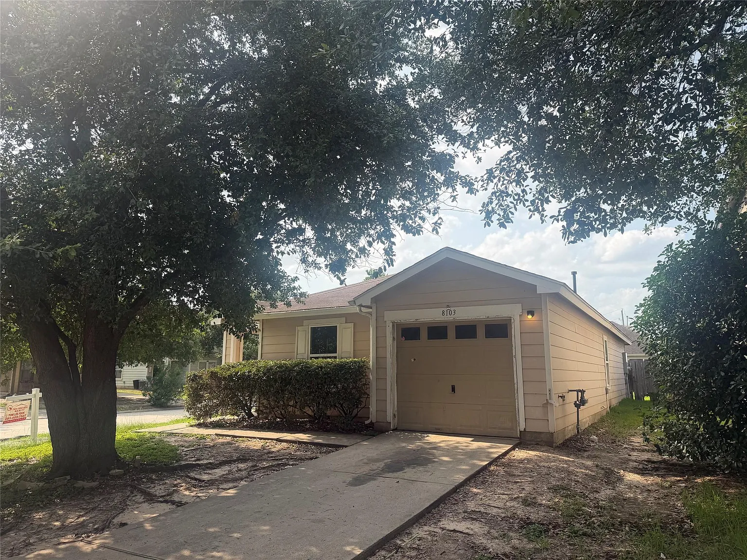 3 bed, 2.0 bath, 1392 sqft, $1,595 — Photo 2