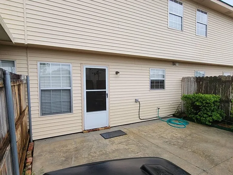 211 Greenbriar Dr — Photo 17