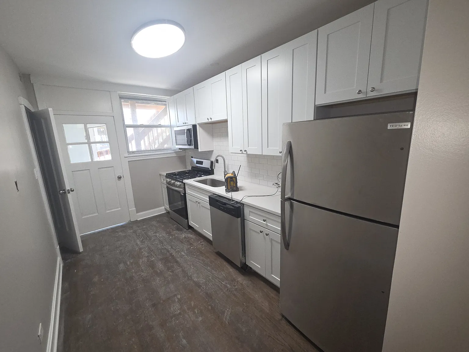 4 bed, 2000 sqft, $4,300 — Photo 3