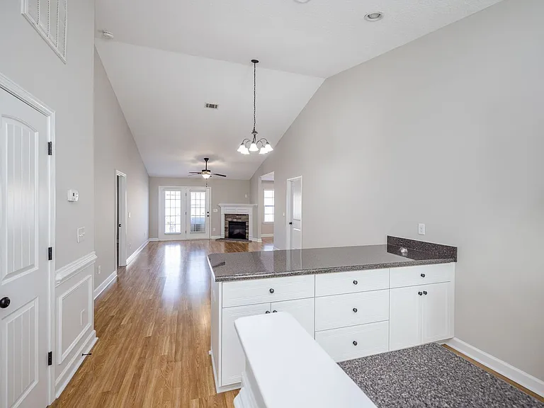 304 York Ln — Photo 4