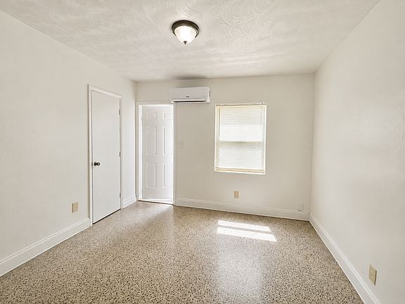 3rd image of 2711 Lincoln St #18