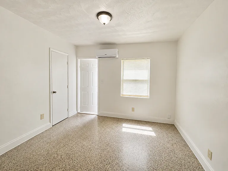 2711 Lincoln St #18 — Photo 3