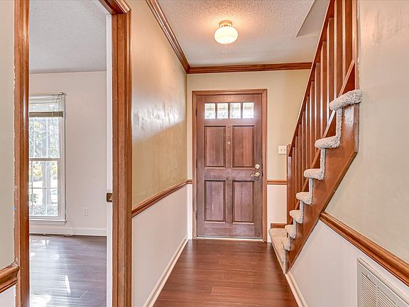 4th image of 2918 Foxhall Cir Circle