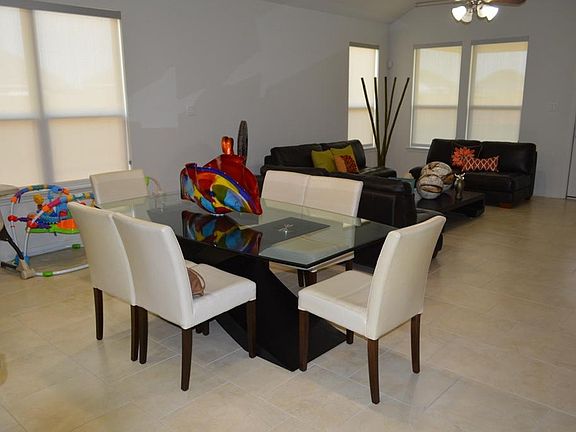 Dining area can fit big dining tables