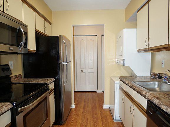 4th image of 8360 Montgomery Run Rd Unit K