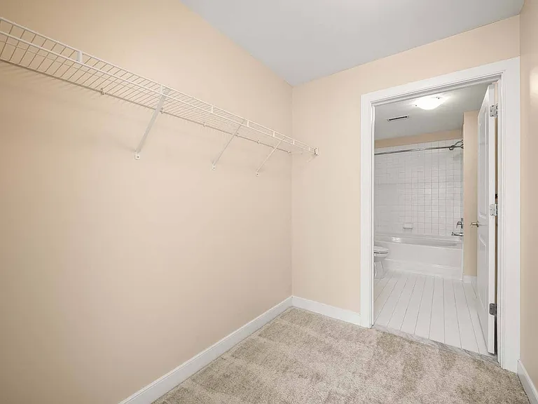 588 Wellington Sq — Photo 14