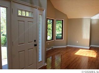 33 Running Brook Ln, Rochester, NY 14626