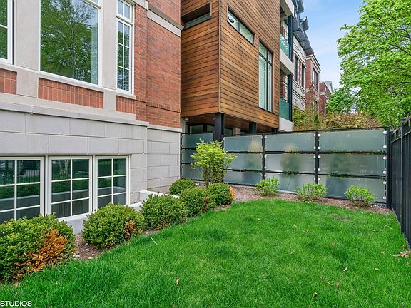 2nd image of 1036 W Altgeld St #1