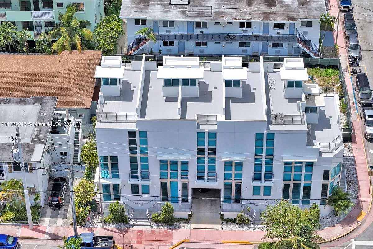 Building Photo - 7645 Carlyle Ave #2