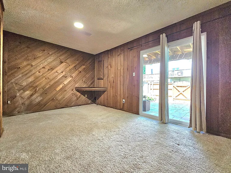 8561 Southlawn Ct — Photo 23